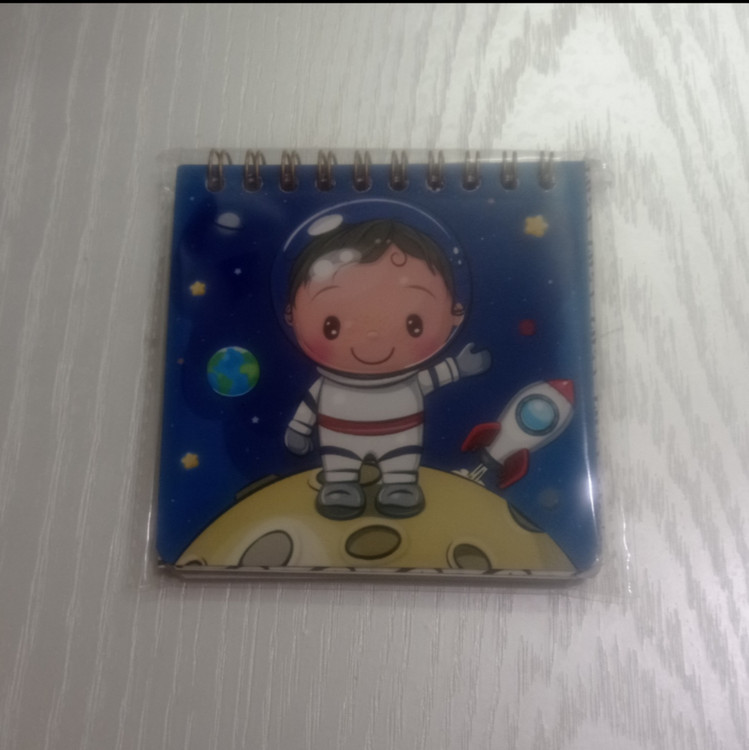 دفترچه 10×10 طرح دار فانتزی طرح پسر فضانورد