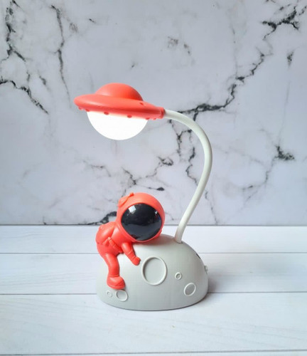 چراغ مطالعه و چراغ خواب ادم فضایی روی ماه رنگ قرمز