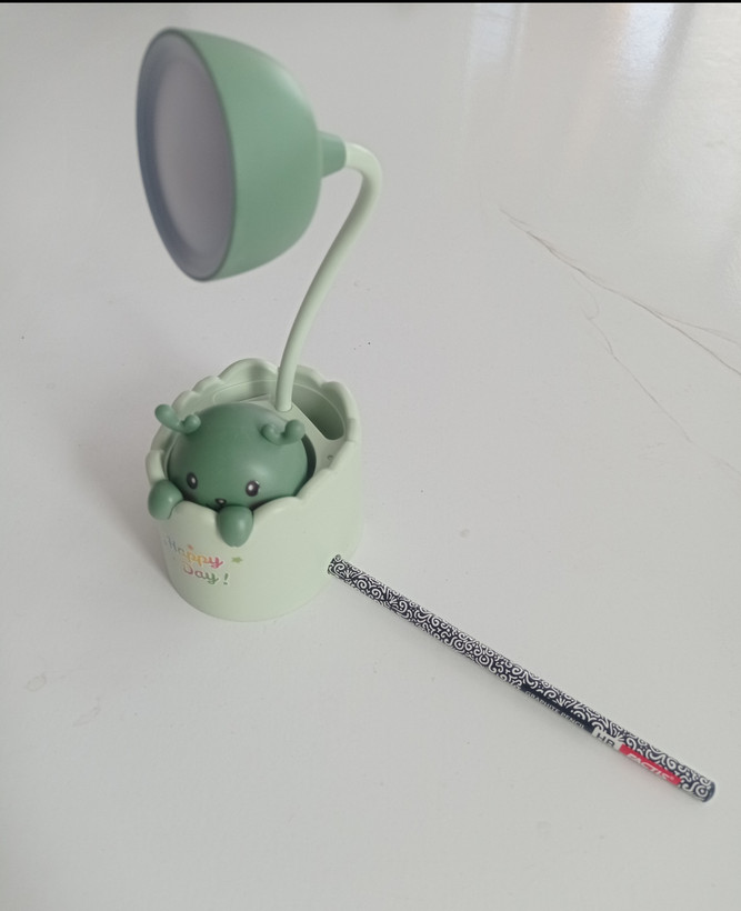 چراغ مطالعه چهار کاره (چراغ+تراش+جامدادی+هولدر گوشی) مدل شارژی فانتزی طرح گوزن رنگ سبز