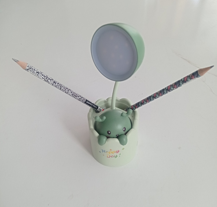 چراغ مطالعه چهار کاره (چراغ+تراش+جامدادی+هولدر گوشی) مدل شارژی فانتزی طرح گوزن رنگ سبز