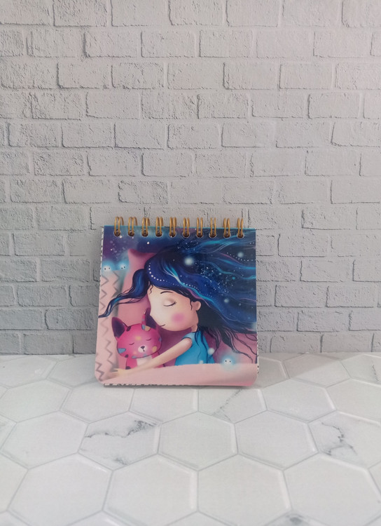 دفترچه 10×10 طرح دار فانتزی طرح دخترکی غرق در رویا