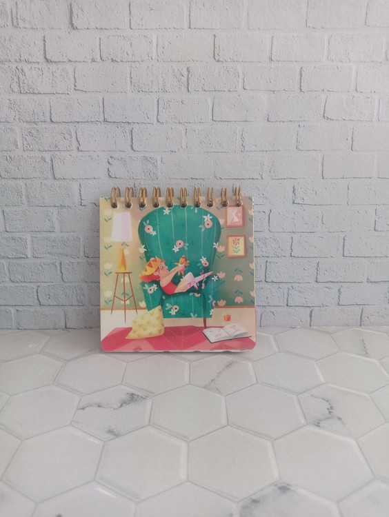 دفترچه 10×10 طرح دار فانتزی طرح دخترک روی مبل