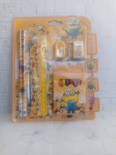 بسته لوازم تحریر 13 عددی مینیون ها شامل مداد و پاک کن و تراش و خط کش و مداد شمعی