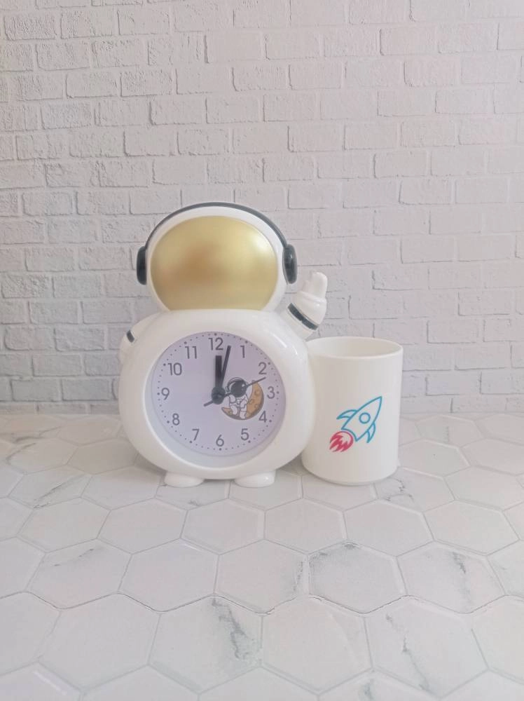 ساعت رومیزی زنگ دار مدل فضانورد دارای جا قلمی