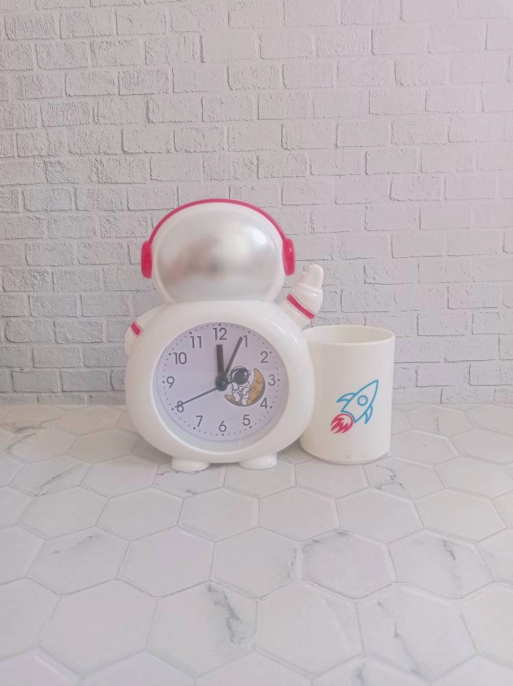 ساعت رومیزی زنگ دار مدل فضانورد دارای جا قلمی