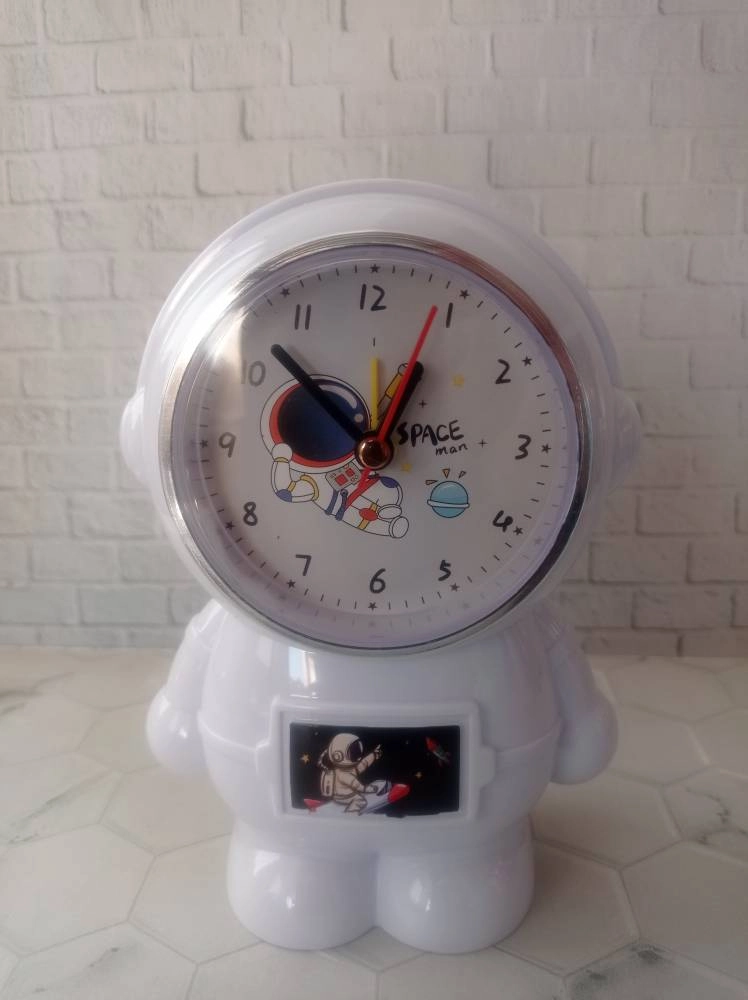 ساعت رومیزی زنگ دار مدل فضانورد