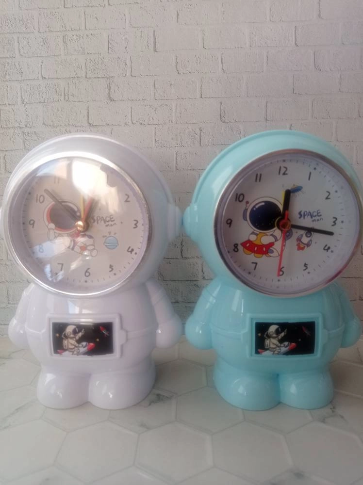 ساعت رومیزی زنگ دار مدل فضانورد
